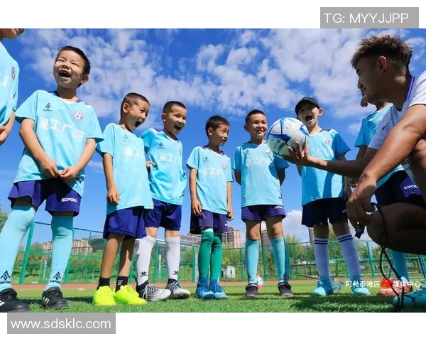 足球明星的搞笑日常:当绿茵场遇上幽默风趣的奇妙冒险